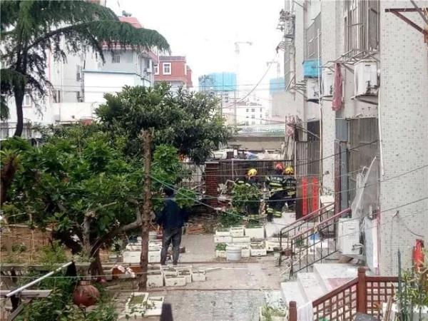 突發(fā)！青島一居民樓發(fā)生爆燃！已造1人死亡，7人受傷！3公里外有震感…