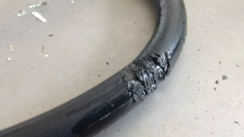 消防鑒證科檢查煤氣桶輸送管，發(fā)現(xiàn)有被老鼠撕咬的痕跡。（馬來(lái)西亞《星洲日?qǐng)?bào)》）